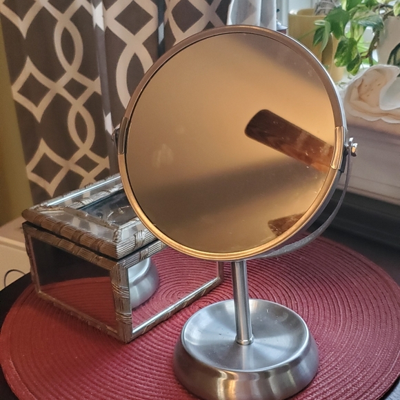Magnifying Mirror - Picture 2 of 5
